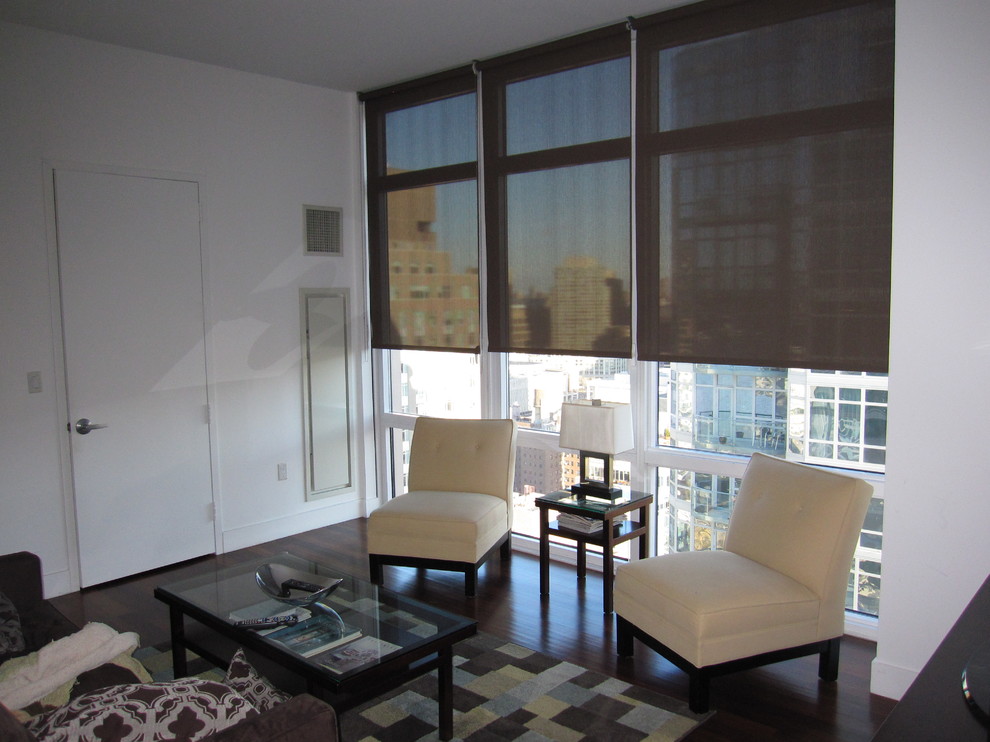 Стильный дизайн: открытая гостиная комната среднего размера в современном стиле с белыми стенами, темным паркетным полом и телевизором на стене без камина - последний тренд