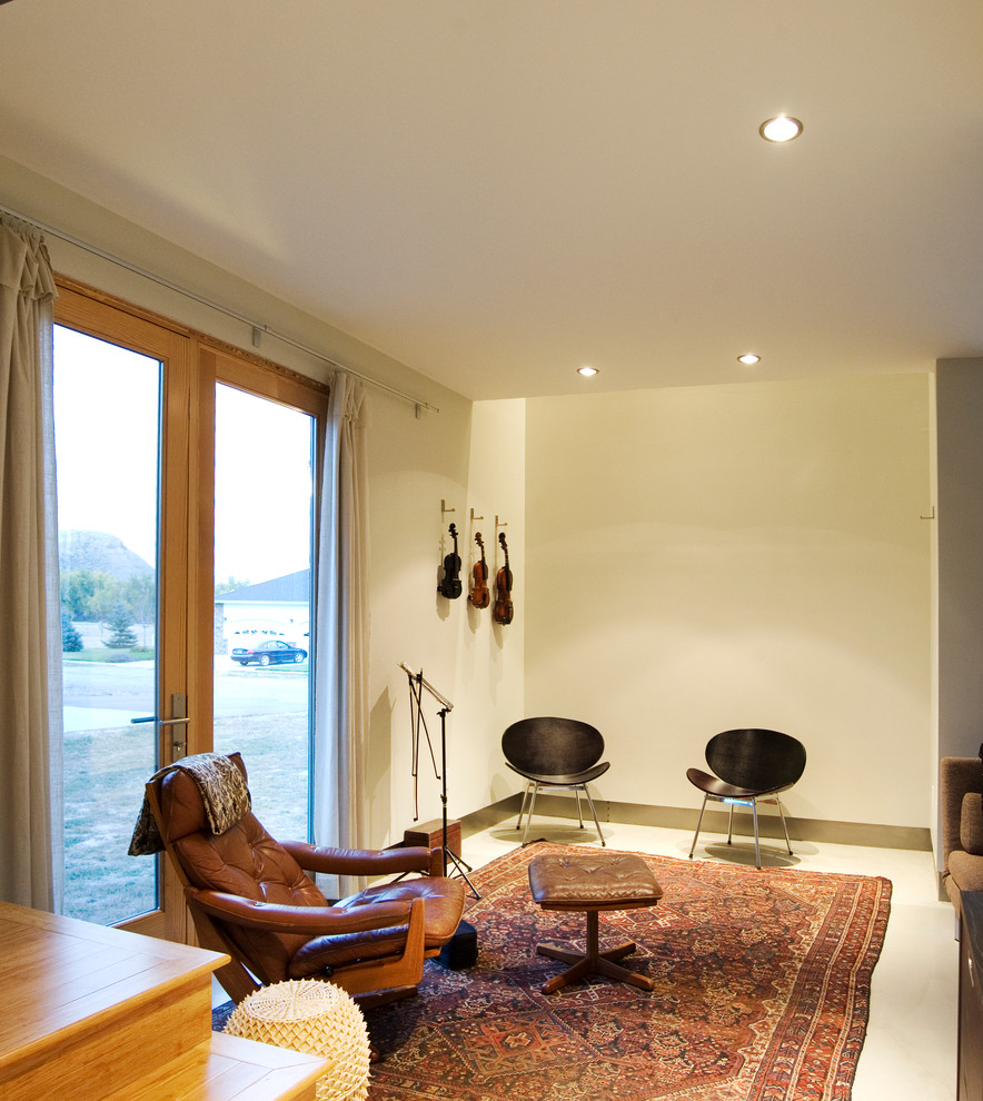 Diseño de salón con rincón musical abierto contemporáneo de tamaño medio sin chimenea y televisor con paredes blancas y moqueta