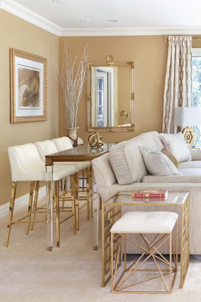 Idee per un soggiorno design di medie dimensioni e chiuso con sala formale, pareti marroni, moquette, nessun camino, nessuna TV e pavimento beige
