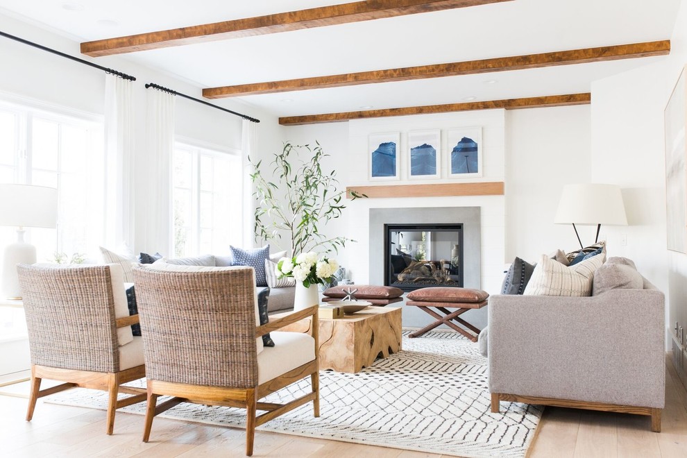 Mittelgroßes, Fernseherloses, Repräsentatives Klassisches Wohnzimmer mit weißer Wandfarbe, Kamin und hellem Holzboden in Salt Lake City