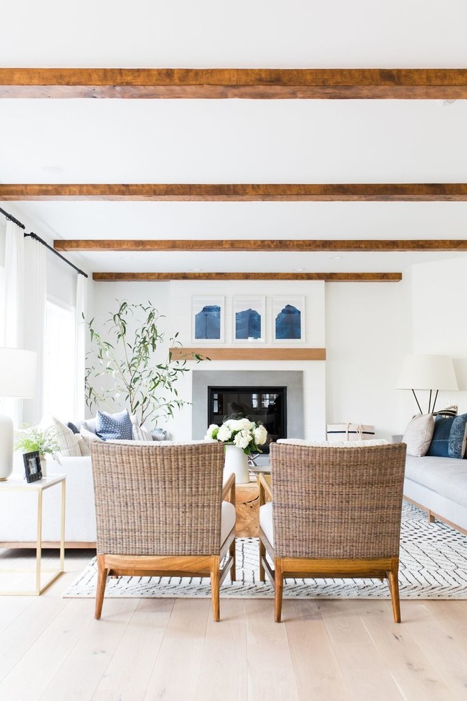 Imagen de salón abierto tradicional renovado de tamaño medio sin televisor con paredes blancas, suelo de madera en tonos medios y todas las chimeneas