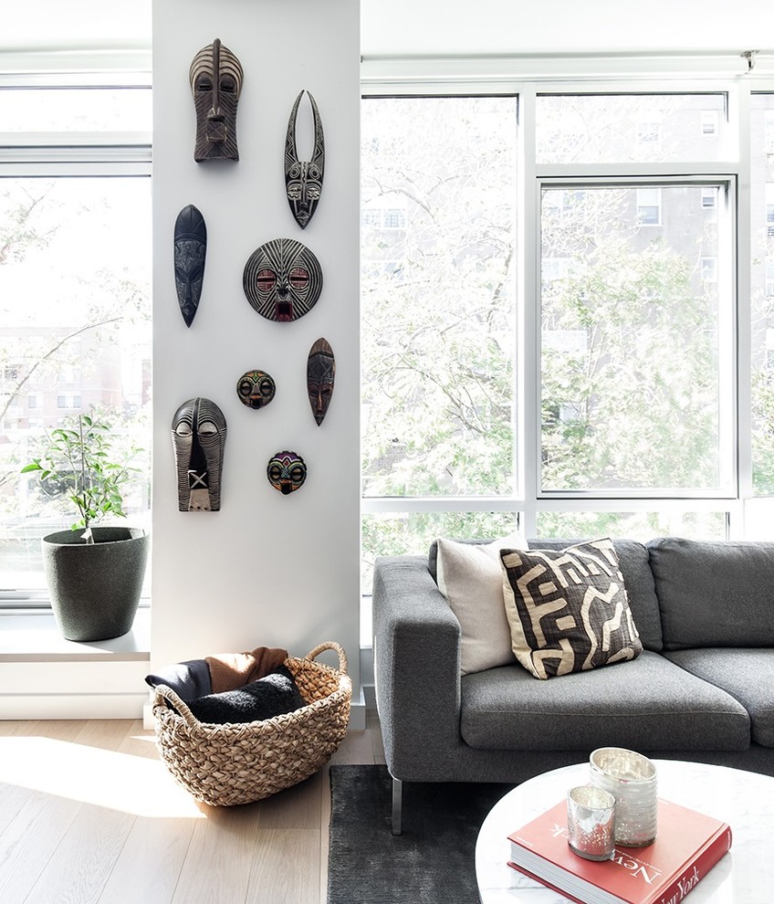 Idées déco pour un grand salon contemporain ouvert avec un mur blanc et parquet clair.