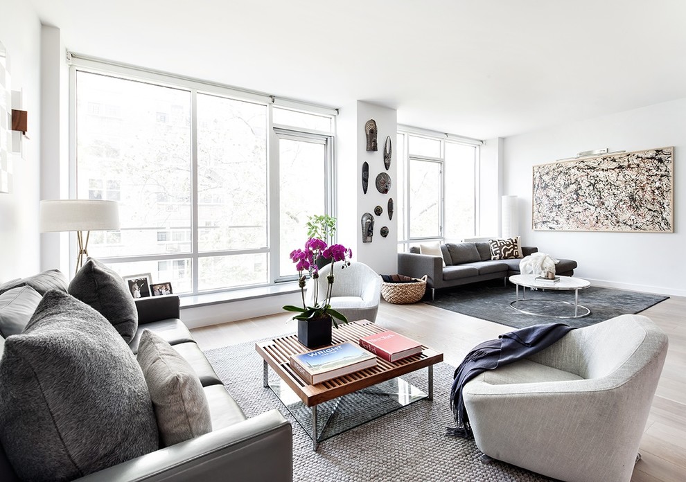 Großes, Offenes Modernes Wohnzimmer mit weißer Wandfarbe und hellem Holzboden in New York