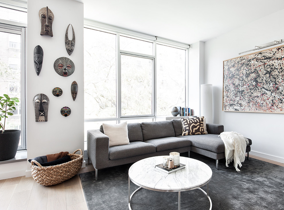 Idéer för ett modernt vardagsrum, med vita väggar och mellanmörkt trägolv