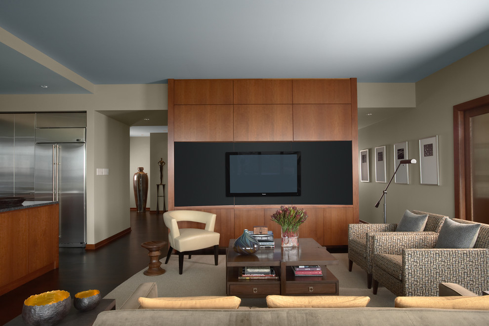 Идея дизайна: открытая гостиная комната в современном стиле с бежевыми стенами, темным паркетным полом и мультимедийным центром без камина
