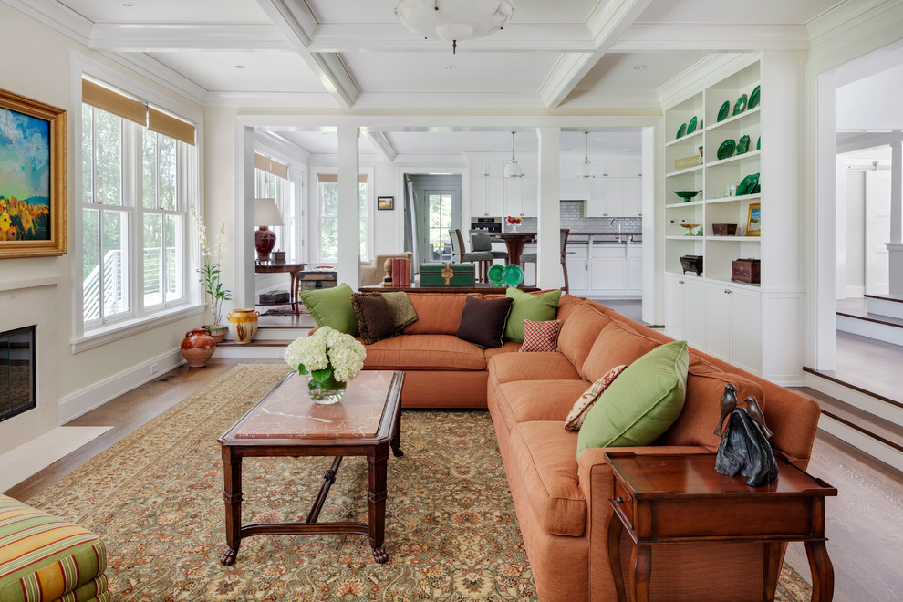 Großes, Offenes Klassisches Wohnzimmer mit weißer Wandfarbe und braunem Holzboden in Boston