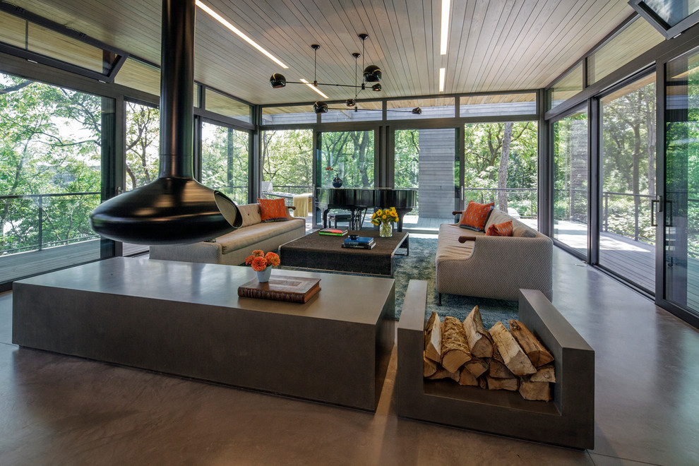 Стильный дизайн: открытая гостиная комната в современном стиле с подвесным камином - последний тренд