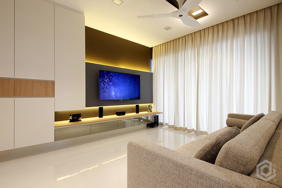 Aménagement d'un salon moderne ouvert avec un mur gris, un sol en carrelage de porcelaine et un téléviseur fixé au mur.