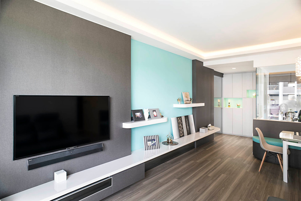 Mittelgroßes, Repräsentatives, Abgetrenntes Modernes Wohnzimmer ohne Kamin mit blauer Wandfarbe, Vinylboden und TV-Wand in Singapur