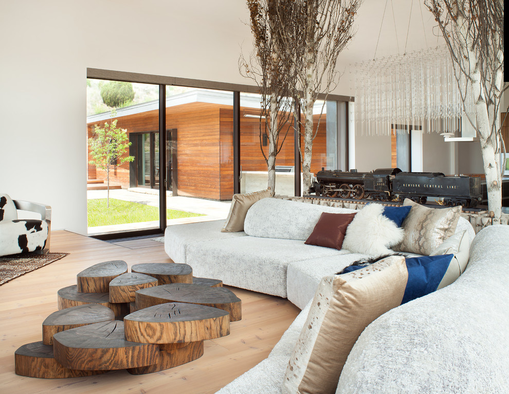 Ispirazione per un soggiorno minimal con pareti bianche, pavimento in legno massello medio e pavimento marrone