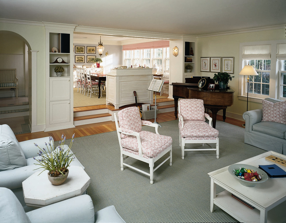 Foto di un soggiorno chic aperto con sala formale, pareti bianche e parquet chiaro