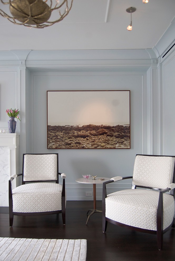 Источник вдохновения для домашнего уюта: парадная гостиная комната в стиле неоклассика (современная классика) с синими стенами, темным паркетным полом и стандартным камином