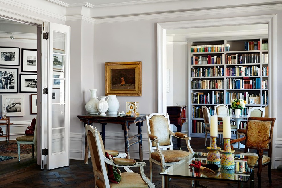 Свежая идея для дизайна: большая открытая гостиная комната в классическом стиле с с книжными шкафами и полками, серыми стенами и паркетным полом среднего тона - отличное фото интерьера