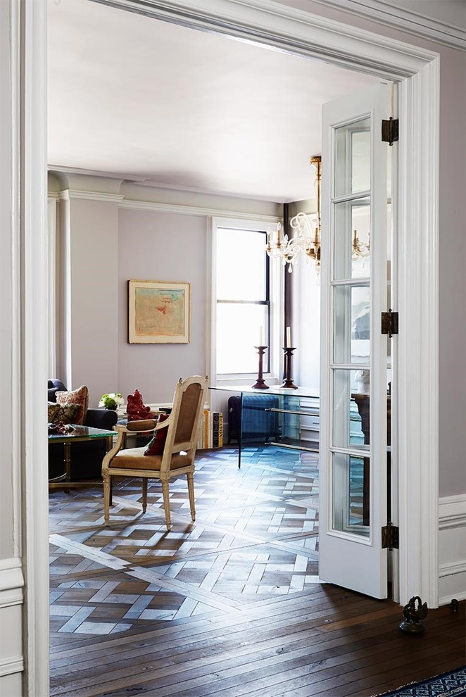 Ejemplo de salón para visitas abierto clásico renovado grande con paredes grises y suelo de madera en tonos medios