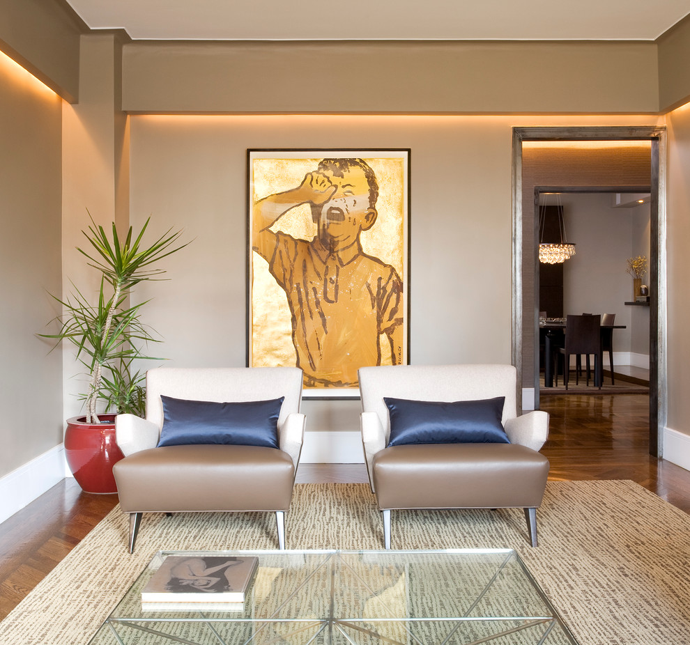 Immagine di un grande soggiorno minimal chiuso con pareti beige, pavimento in legno massello medio, nessun camino e TV a parete
