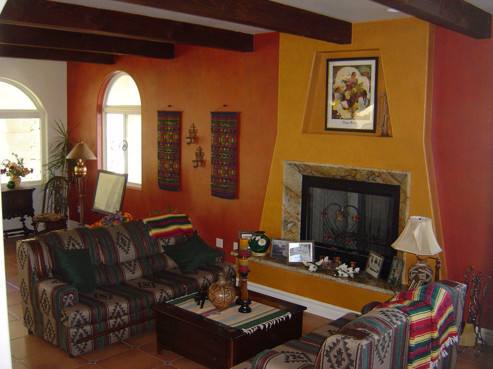 Foto di un soggiorno american style di medie dimensioni e aperto con pareti arancioni, pavimento con piastrelle in ceramica, camino classico e nessuna TV