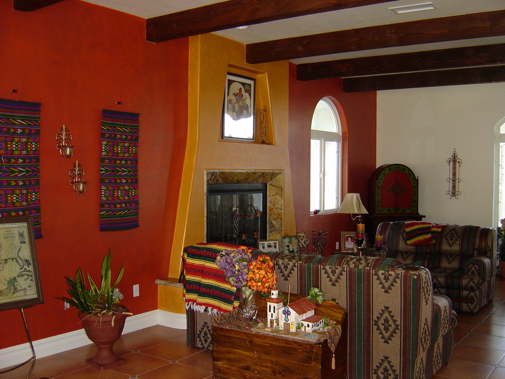 На фото: открытая гостиная комната среднего размера в классическом стиле с оранжевыми стенами, полом из керамической плитки и стандартным камином без телевизора