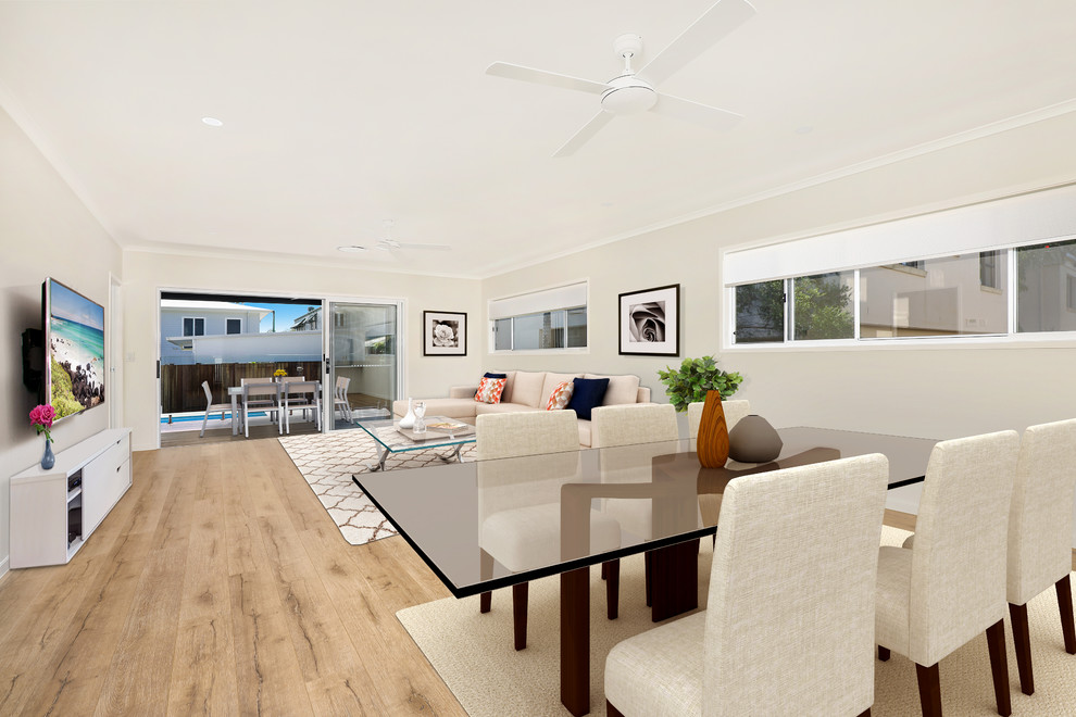 Kleines, Offenes Maritimes Wohnzimmer mit weißer Wandfarbe, Laminat, TV-Wand und braunem Boden in Sunshine Coast