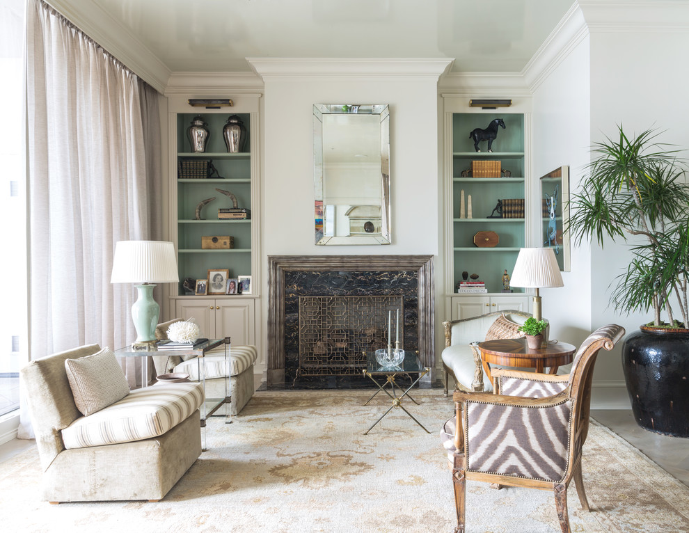 Offenes Klassisches Wohnzimmer mit weißer Wandfarbe, Kamin, Kaminumrandung aus Stein und beigem Boden in New Orleans