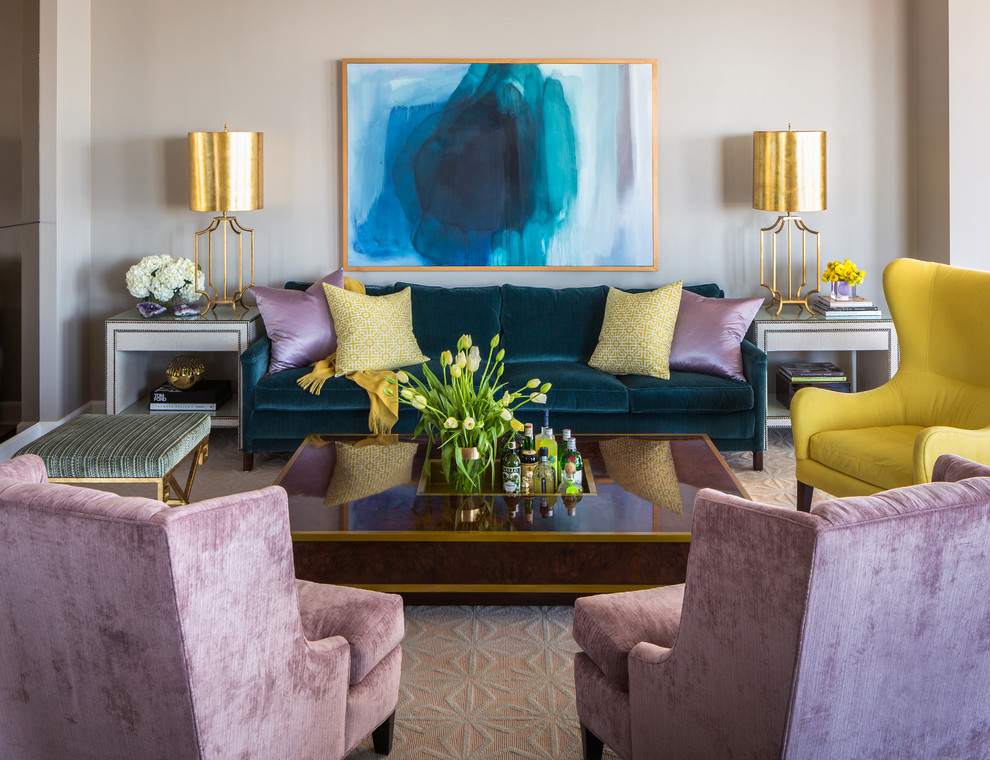 Imagen de salón para visitas cerrado clásico renovado de tamaño medio con paredes beige y suelo de madera en tonos medios