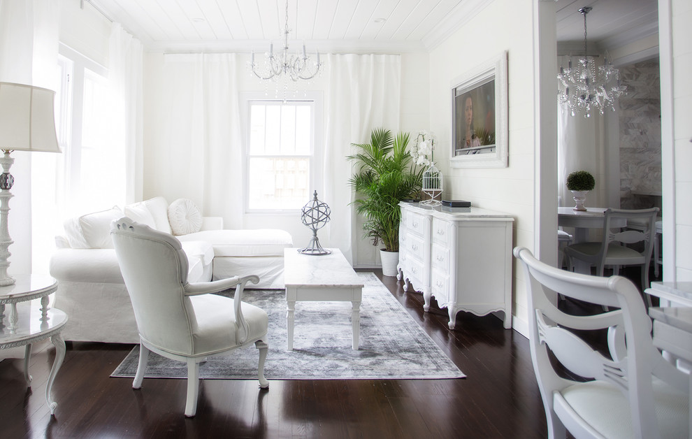 Idéer för ett shabby chic-inspirerat vardagsrum, med vita väggar, mörkt trägolv och en väggmonterad TV