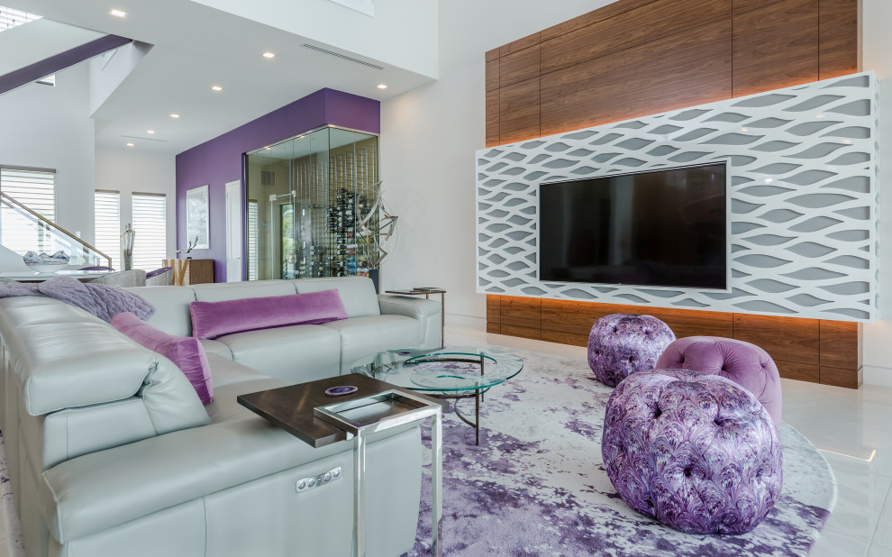 Свежая идея для дизайна: гостиная комната в современном стиле с белыми стенами, телевизором на стене, белым полом, полом из керамогранита и сводчатым потолком - отличное фото интерьера