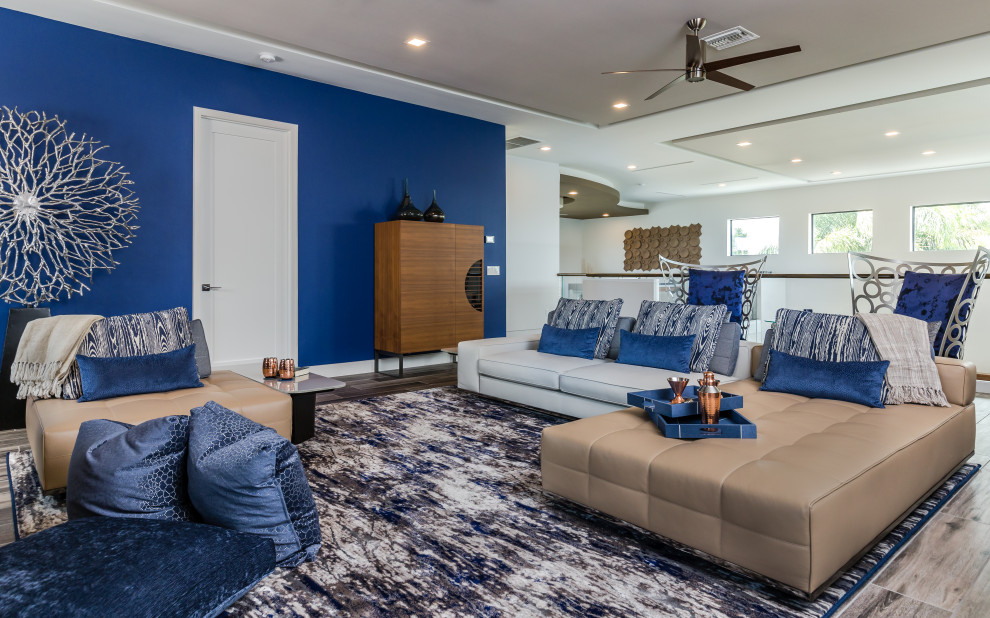 タンパにあるコンテンポラリースタイルのおしゃれなLDK (青い壁、暖炉なし、セラミックタイルの床、ベージュの床、折り上げ天井) の写真