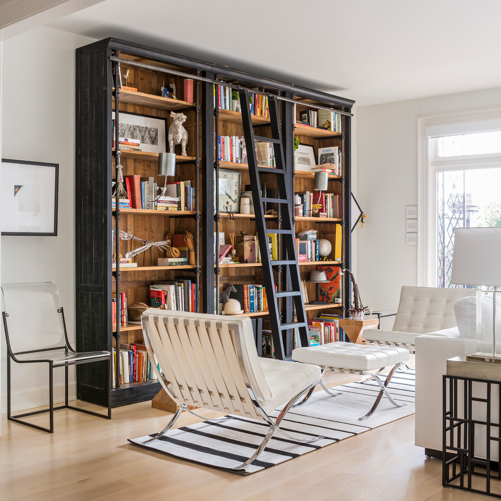 Foto di un piccolo soggiorno design aperto con libreria, pareti bianche, parquet chiaro, nessun camino, nessuna TV e pavimento beige