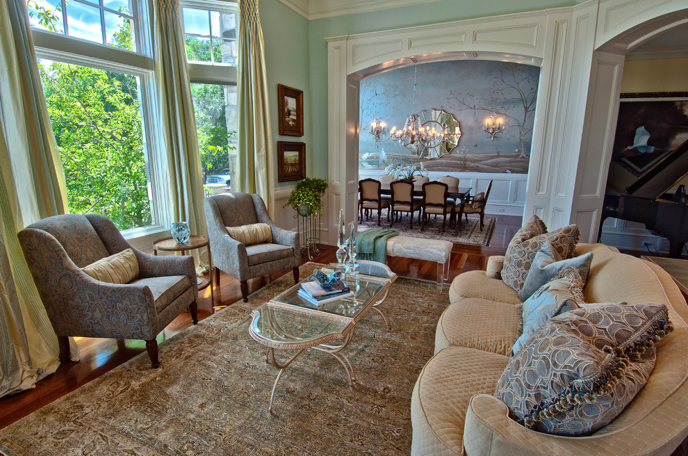 Imagen de salón para visitas abierto clásico grande sin televisor con paredes verdes, suelo marrón y suelo de madera en tonos medios