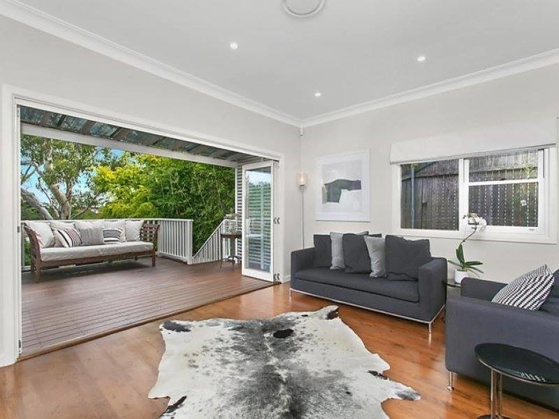 Mittelgroßes, Offenes Modernes Wohnzimmer mit grauer Wandfarbe, braunem Holzboden und braunem Boden in Sydney