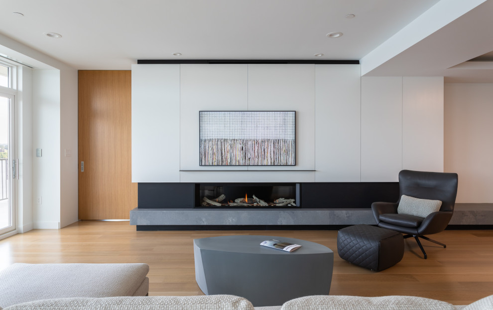 На фото: гостиная комната среднего размера в стиле модернизм с белыми стенами, светлым паркетным полом, горизонтальным камином, фасадом камина из камня и телевизором на стене