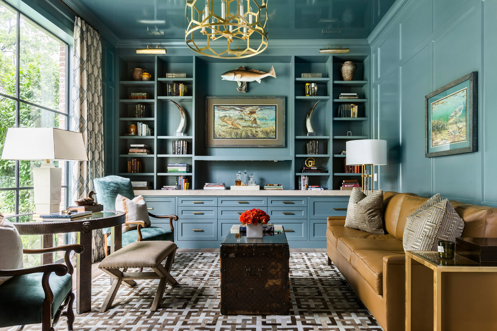 На фото: гостиная комната в морском стиле с синими стенами, с книжными шкафами и полками и красивыми шторами без камина, телевизора с
