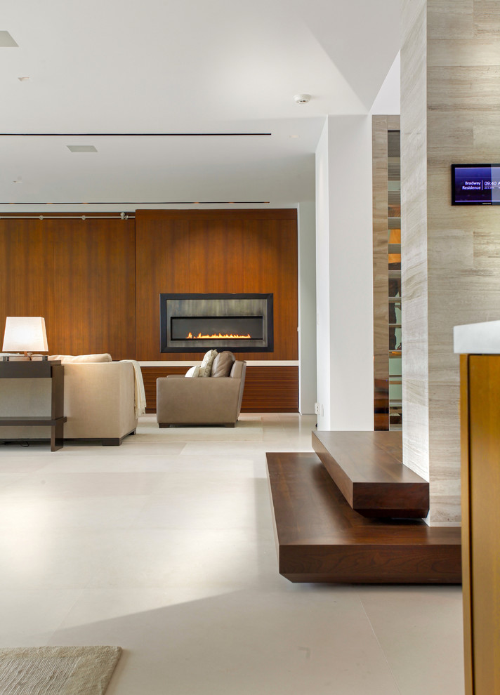 Foto di un grande soggiorno moderno aperto con sala formale, pareti marroni e pavimento bianco