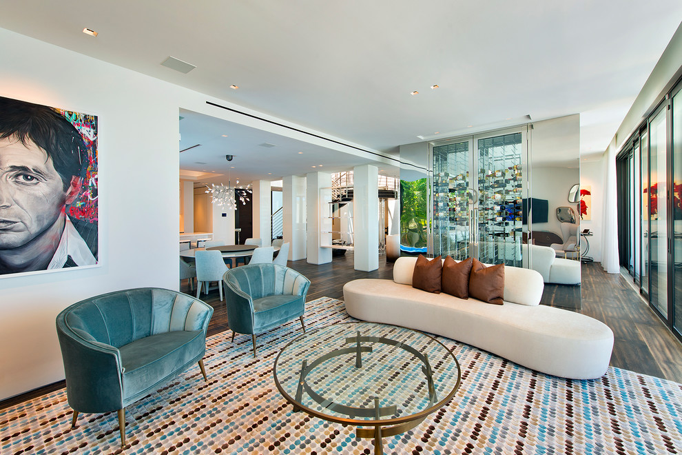 Idee per un ampio soggiorno minimal aperto con sala formale, pareti bianche e pavimento marrone