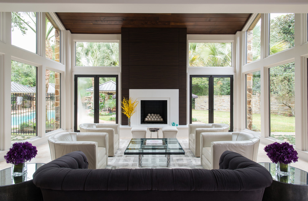 Großes, Repräsentatives, Offenes, Fernseherloses Modernes Wohnzimmer mit weißer Wandfarbe, Kamin, Kaminumrandung aus Stein und Teppichboden in Houston