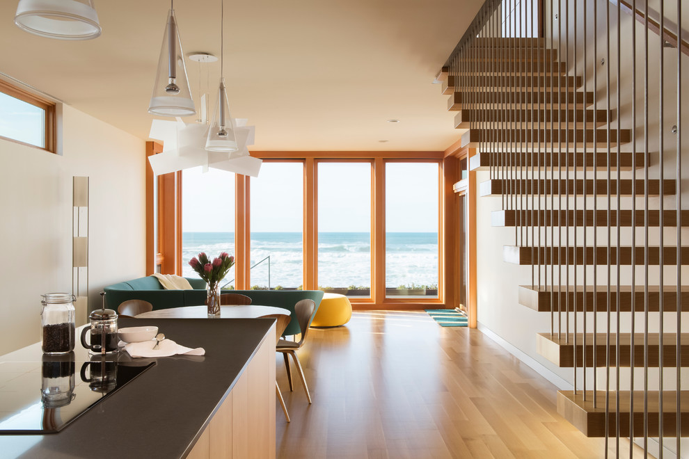 Mittelgroßes, Fernseherloses, Offenes Modernes Wohnzimmer ohne Kamin mit weißer Wandfarbe und hellem Holzboden in Portland