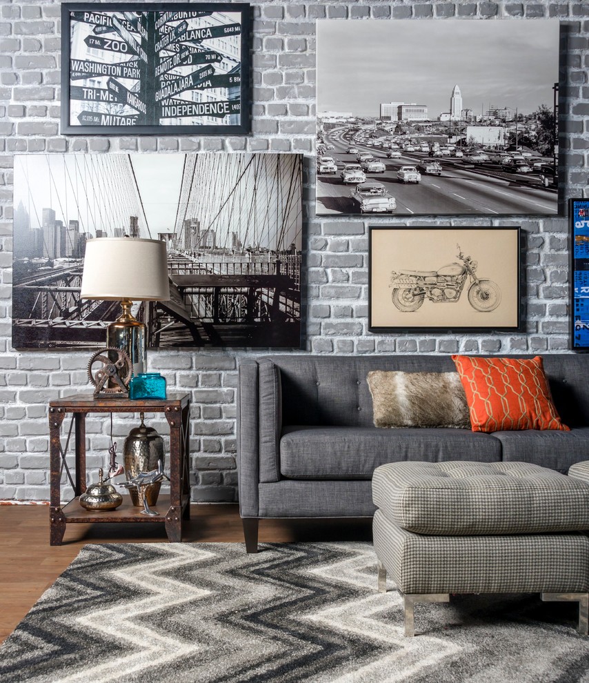 Mittelgroßes, Fernseherloses, Abgetrenntes Stilmix Wohnzimmer ohne Kamin mit grauer Wandfarbe und braunem Holzboden in Los Angeles