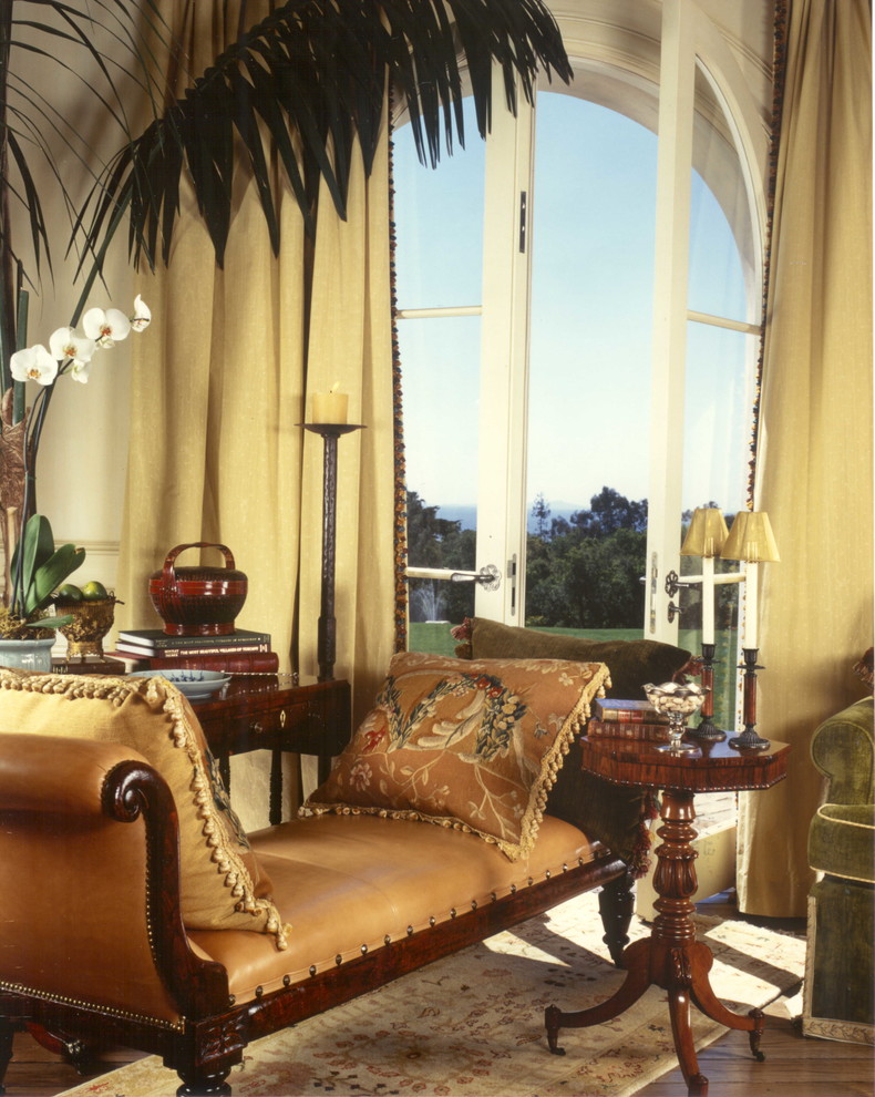 Immagine di un soggiorno chic aperto con sala formale, pareti beige e pavimento in legno massello medio