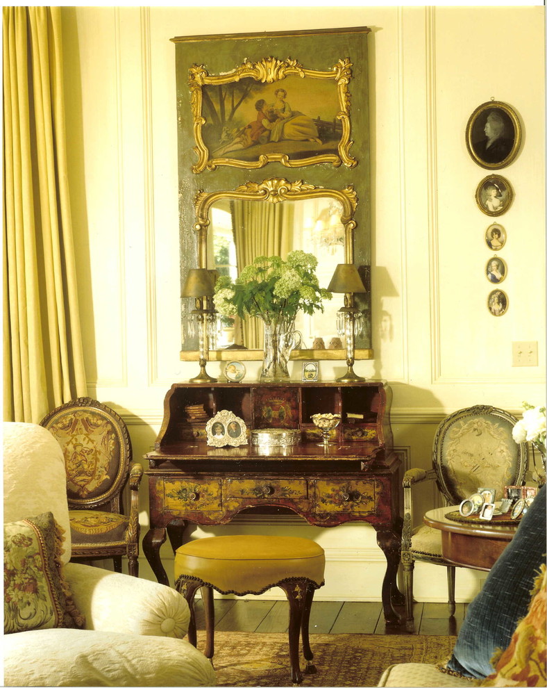 Ejemplo de salón abierto clásico con paredes amarillas y suelo de madera en tonos medios