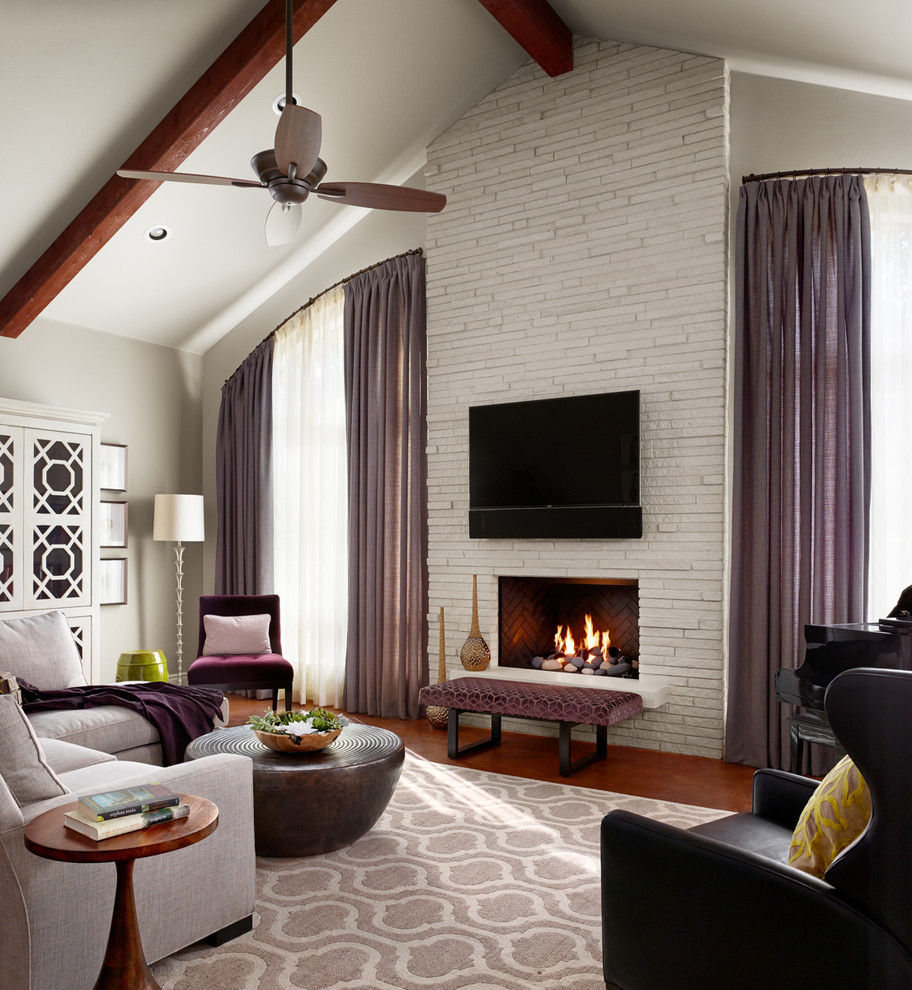 Стильный дизайн: гостиная комната в стиле неоклассика (современная классика) с красивыми шторами - последний тренд