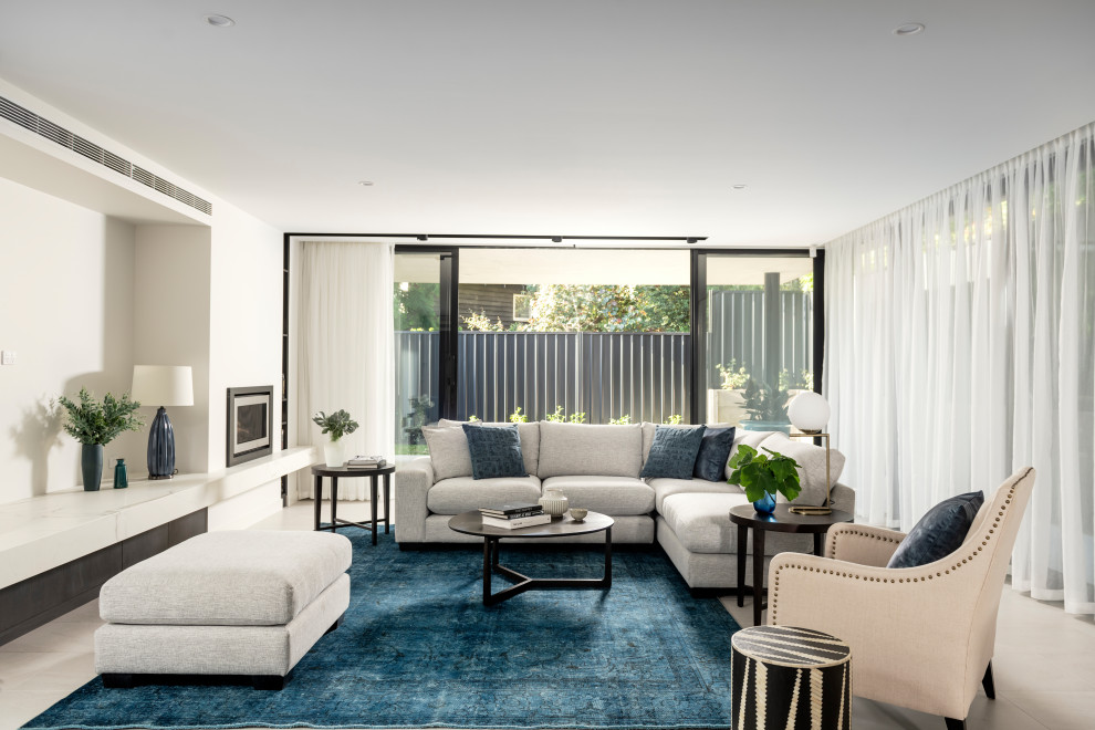 Großes, Repräsentatives, Offenes Modernes Wohnzimmer mit weißer Wandfarbe, Kamin, Kaminumrandung aus Metall und weißem Boden in Perth