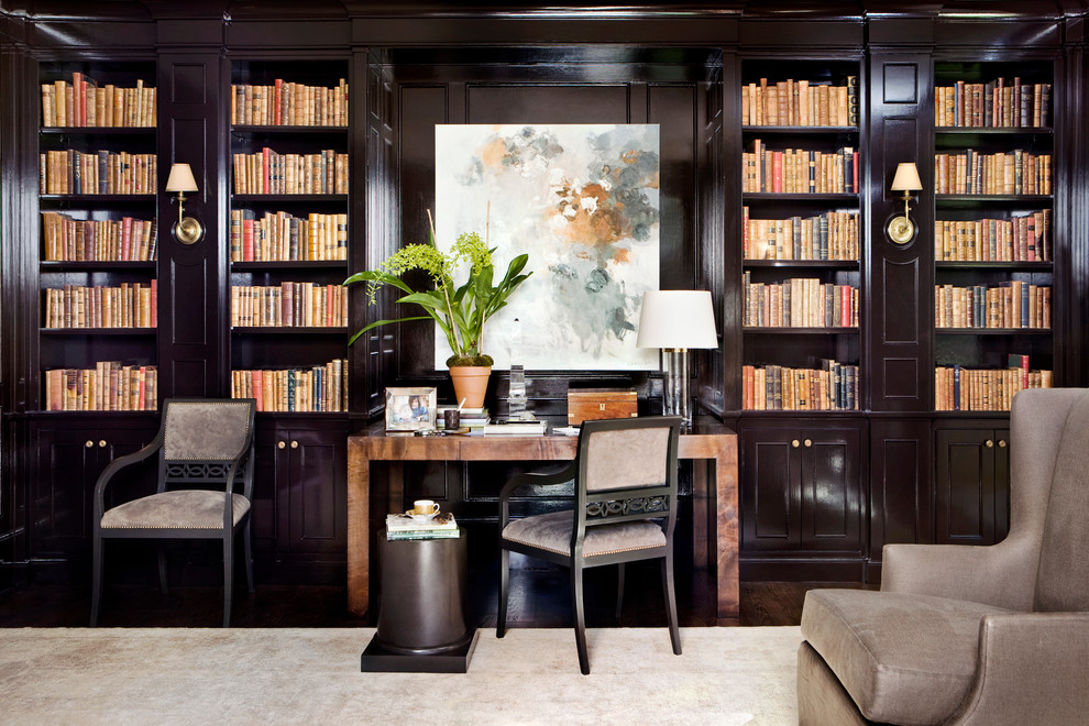 Стильный дизайн: гостиная комната в стиле неоклассика (современная классика) с черными стенами и с книжными шкафами и полками - последний тренд