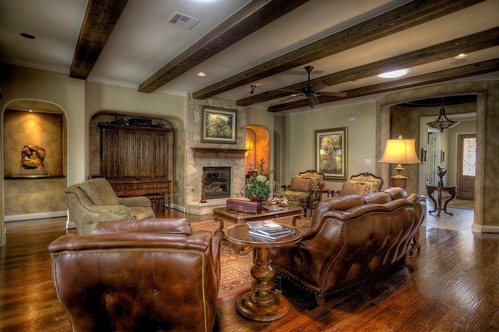 Esempio di un grande soggiorno tradizionale aperto con pareti beige, pavimento in legno massello medio e TV nascosta