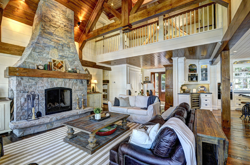 This is an example of a rustic living room in Toronto.