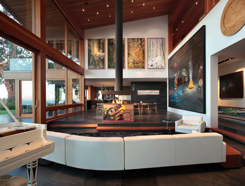 Großes, Repräsentatives, Fernseherloses, Offenes Modernes Wohnzimmer mit weißer Wandfarbe, Hängekamin, Kaminumrandung aus Holz und Keramikboden in Vancouver