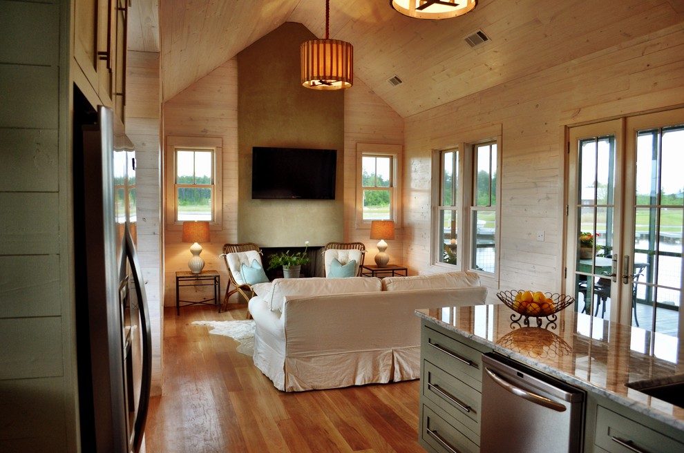 Ejemplo de salón abierto de estilo de casa de campo pequeño con paredes blancas, suelo de madera clara, todas las chimeneas, marco de chimenea de yeso y televisor colgado en la pared