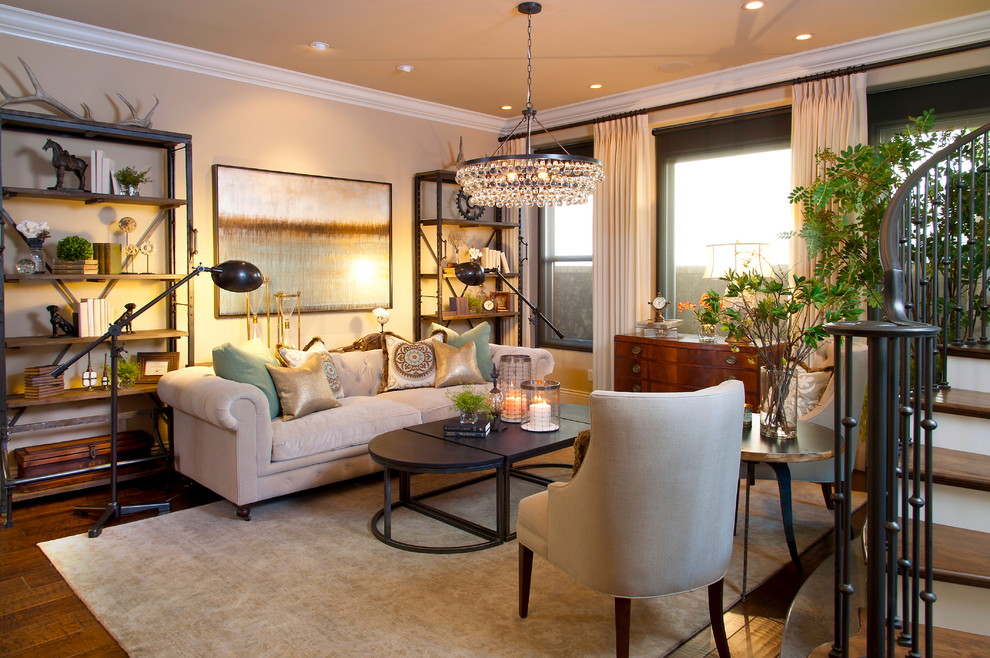 Mittelgroßes, Repräsentatives, Offenes Modernes Wohnzimmer mit beiger Wandfarbe und dunklem Holzboden in San Diego