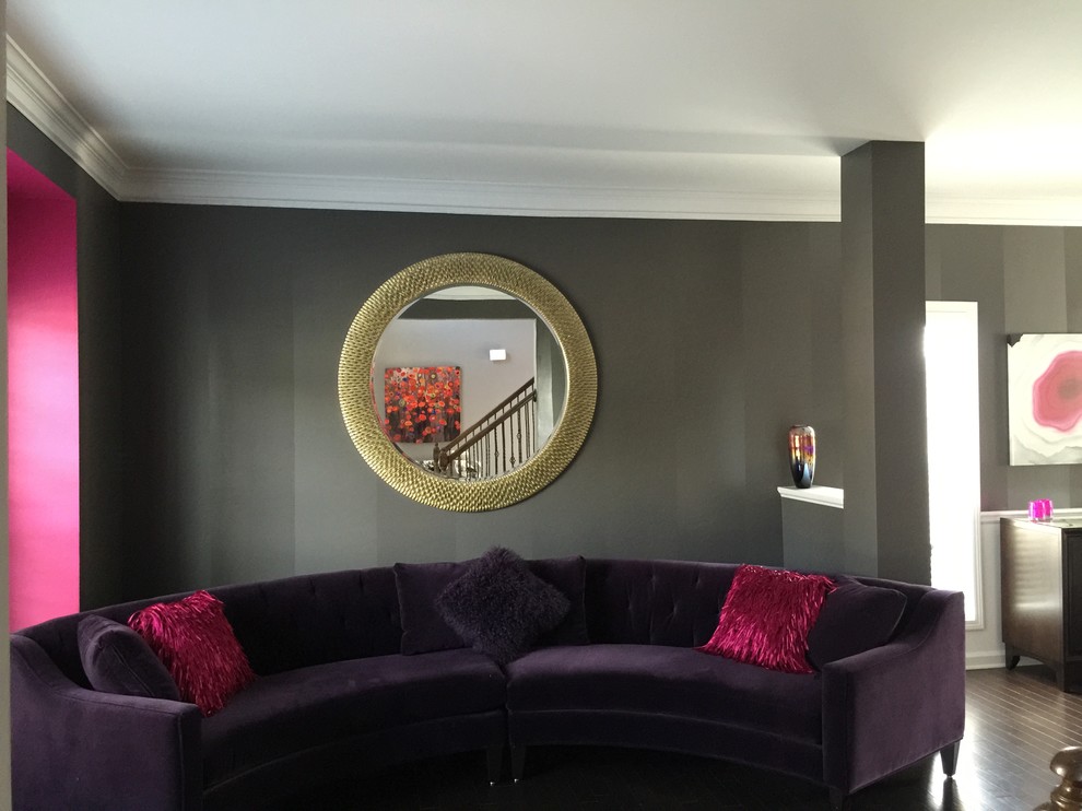 На фото: открытая гостиная комната среднего размера в современном стиле с серыми стенами, темным паркетным полом и коричневым полом без камина с
