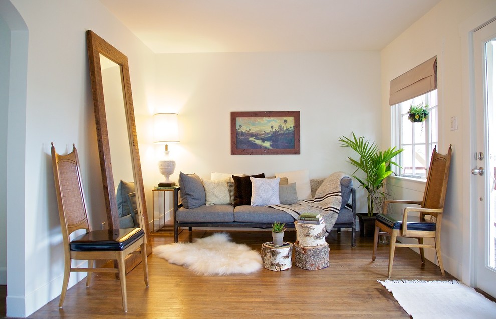 Bild på ett mellanstort retro separat vardagsrum, med vita väggar, mellanmörkt trägolv och brunt golv