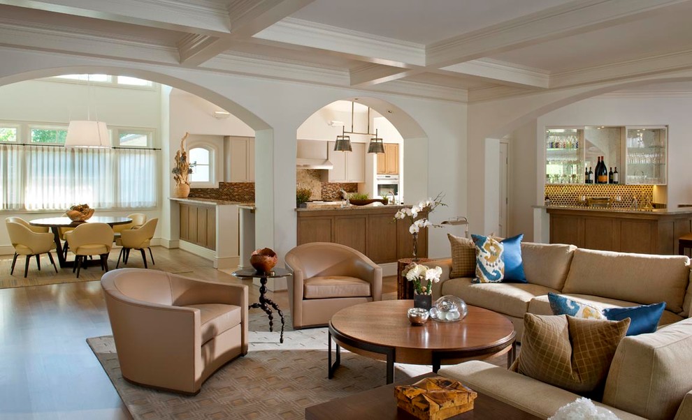 Großes, Offenes Klassisches Wohnzimmer mit Hausbar, beiger Wandfarbe und hellem Holzboden in Dallas